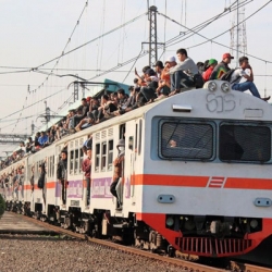 Με αυτόν τον βάρβαρο τρόπο προσπαθούν να αποτρέψουν τους λαθρεπιβάτες τρένων στην Ινδονησία! [vid]