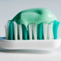 Πείτε ΟΧΙ στις οδοντόκρεμες του εμπορίου. 3 συνταγές για σπιτική οδοντόκρεμα