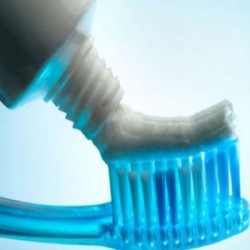 Αν βουρτσίσετε τα δόντια σας με αυτό... θα πετάξετε τις οδοντόκρεμες!